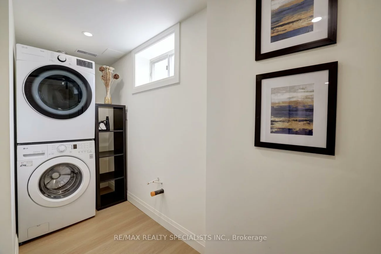 2368, Pyramid, Sheridan, Mississauga