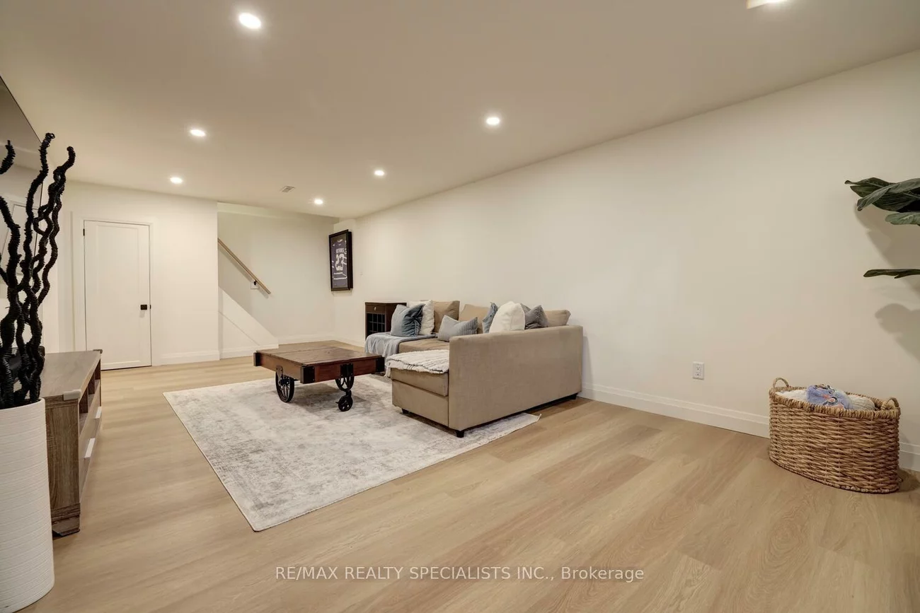 2368, Pyramid, Sheridan, Mississauga