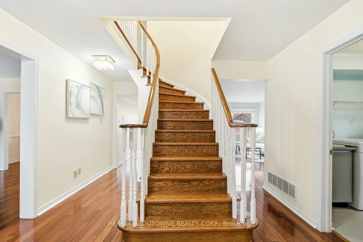 4538, Mayflower, Hurontario, Mississauga