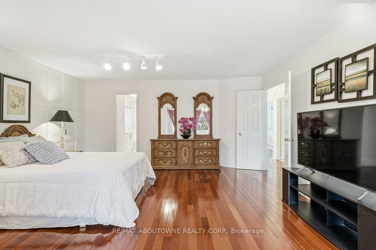 4538, Mayflower, Hurontario, Mississauga