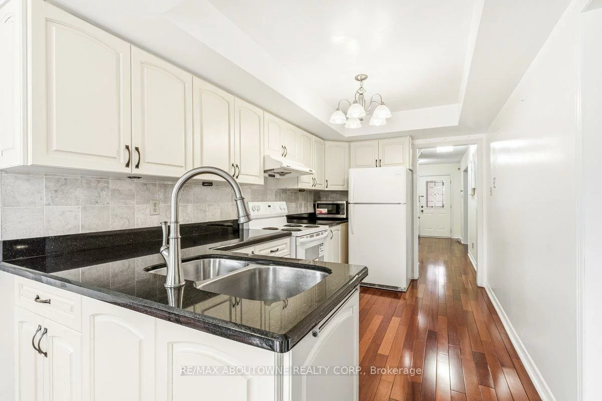 4538, Mayflower, Hurontario, Mississauga