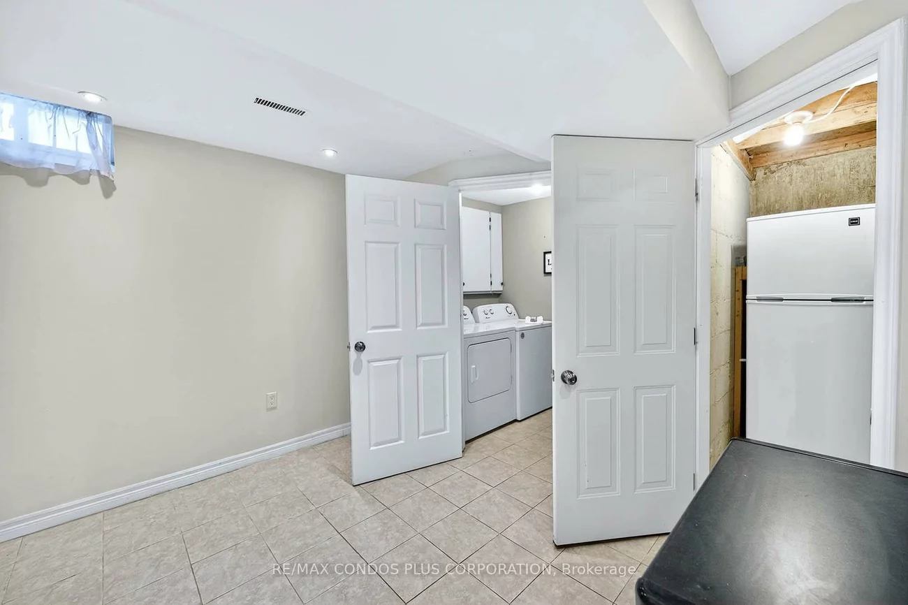 6956, Cadiz, Meadowvale, Mississauga