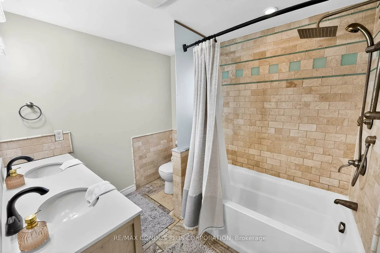 6956, Cadiz, Meadowvale, Mississauga