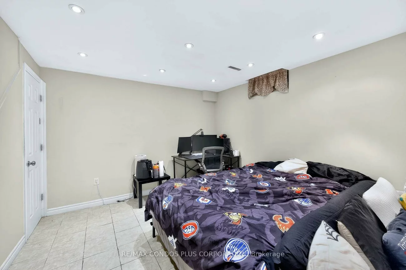 6956, Cadiz, Meadowvale, Mississauga