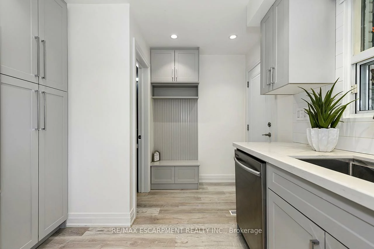 3726, Holden, Mississauga Valleys, Mississauga