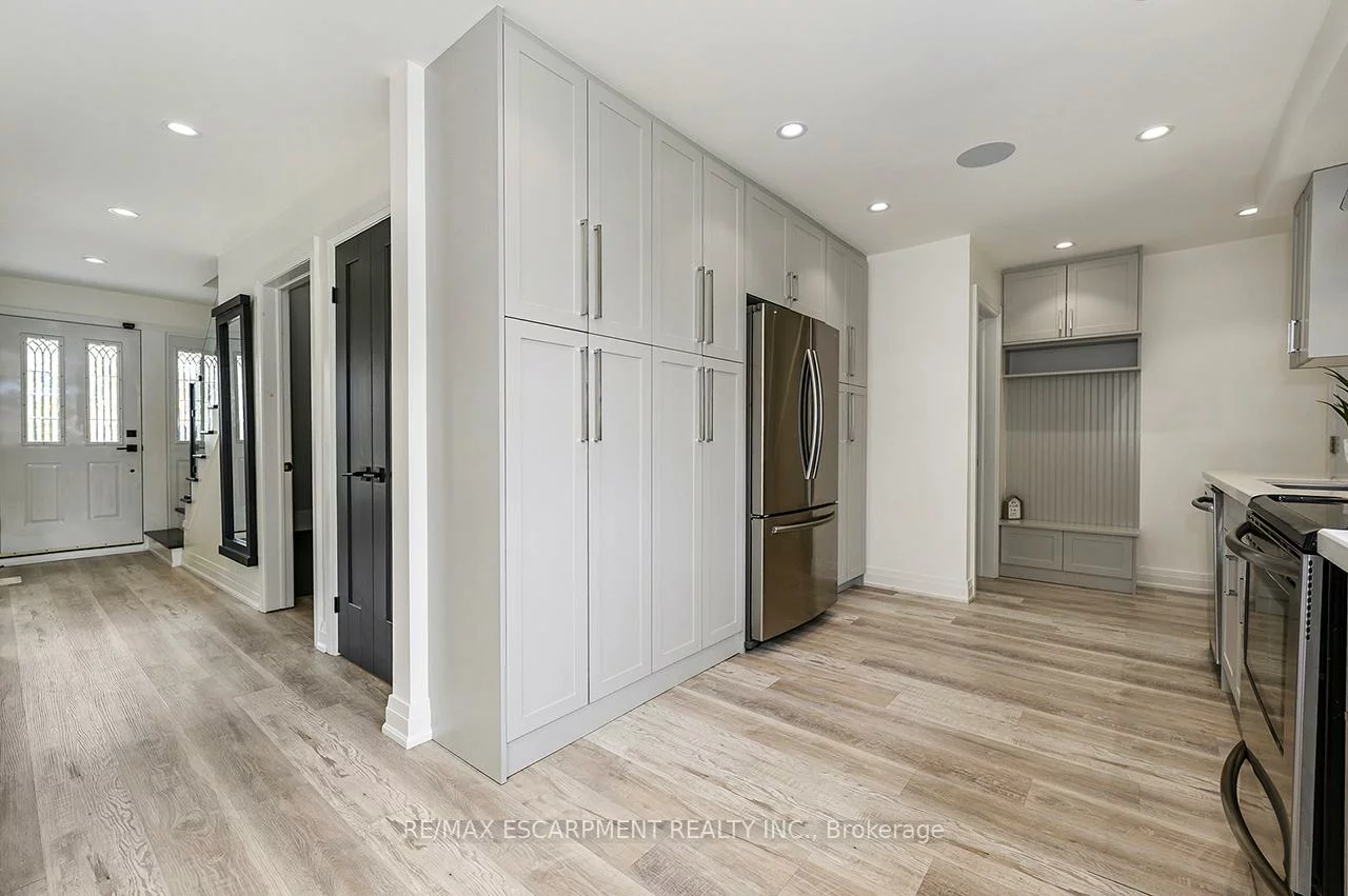 3726, Holden, Mississauga Valleys, Mississauga