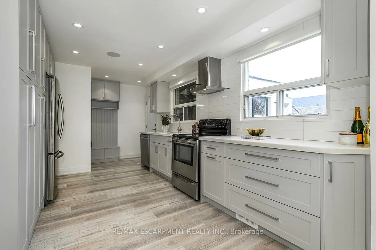 3726, Holden, Mississauga Valleys, Mississauga