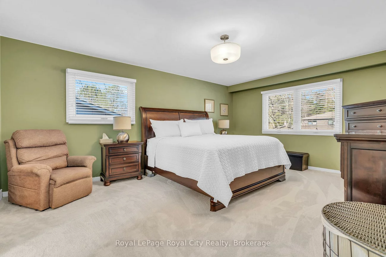 1548, Troika, Lorne Park, Mississauga