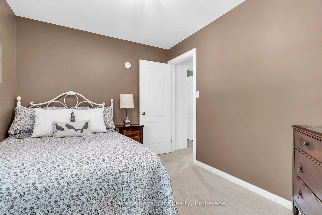 1548, Troika, Lorne Park, Mississauga