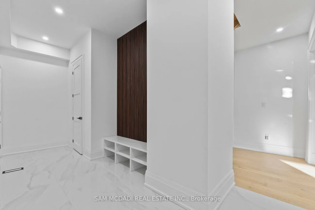 1610, Kenmuir, Mineola, Mississauga
