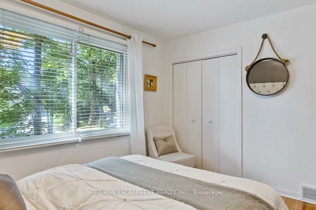 1373, Queen Victoria, Lorne Park, Mississauga