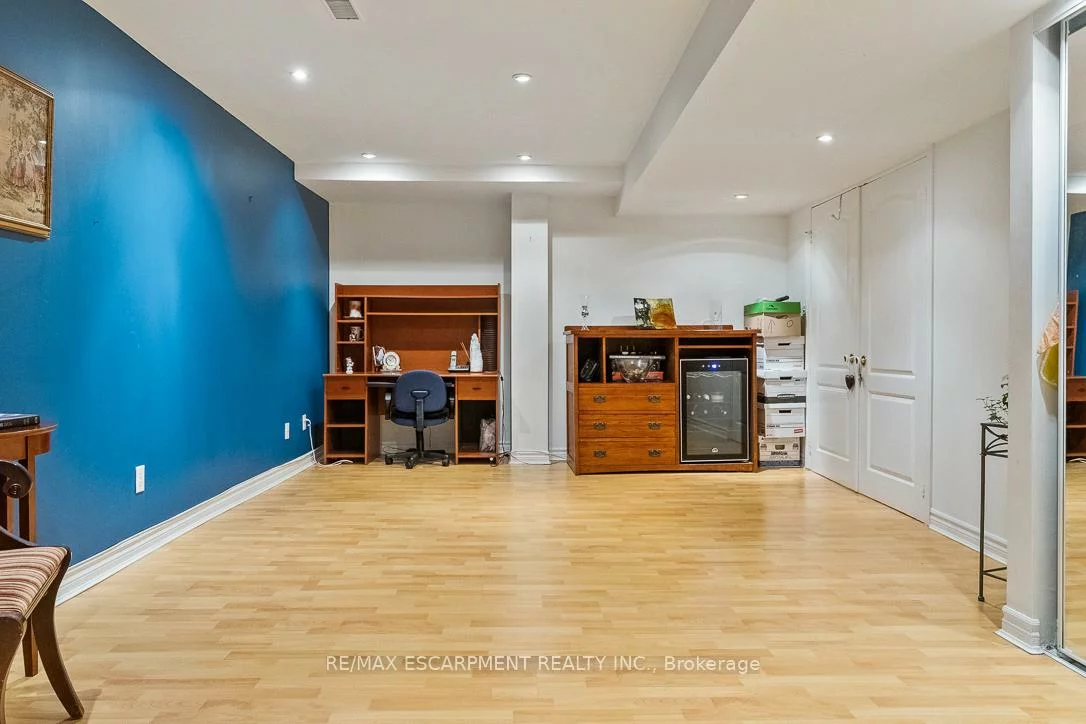 1373, Queen Victoria, Lorne Park, Mississauga