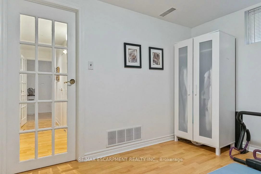 1373, Queen Victoria, Lorne Park, Mississauga