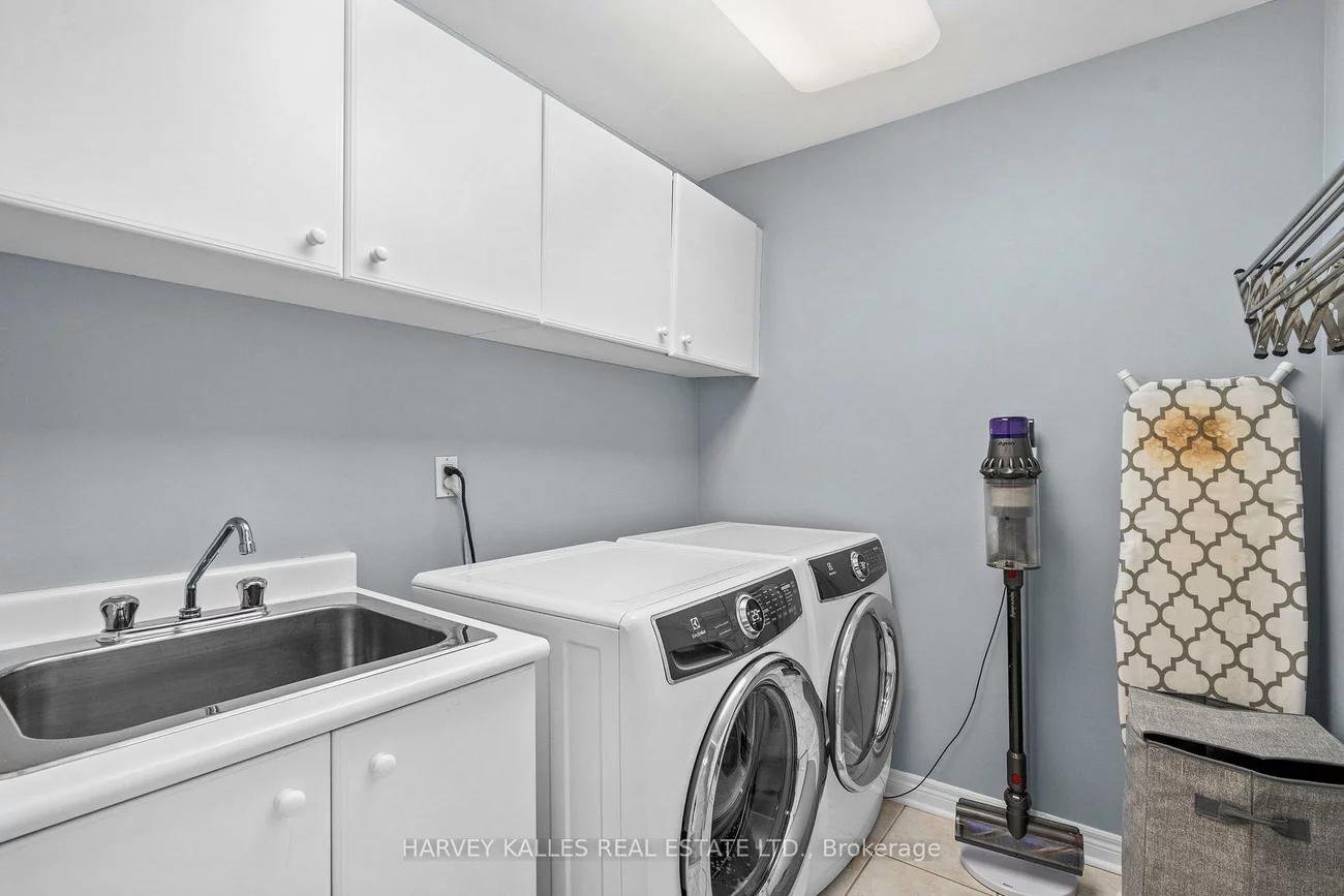 2134, Danube, Sheridan, Mississauga