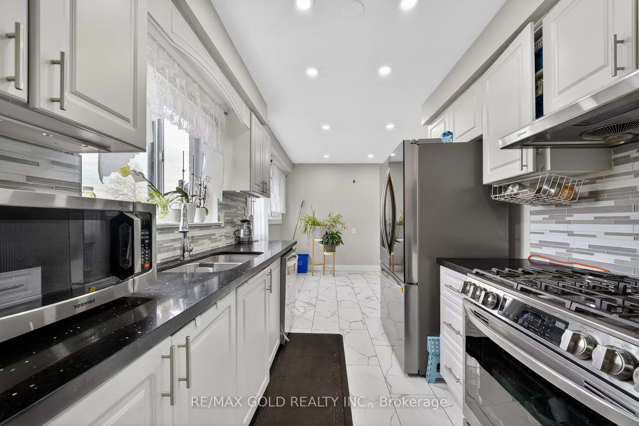 3289, Victory, Malton, Mississauga