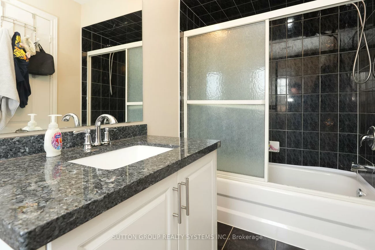 1382, Avon, Meadowvale Village, Mississauga