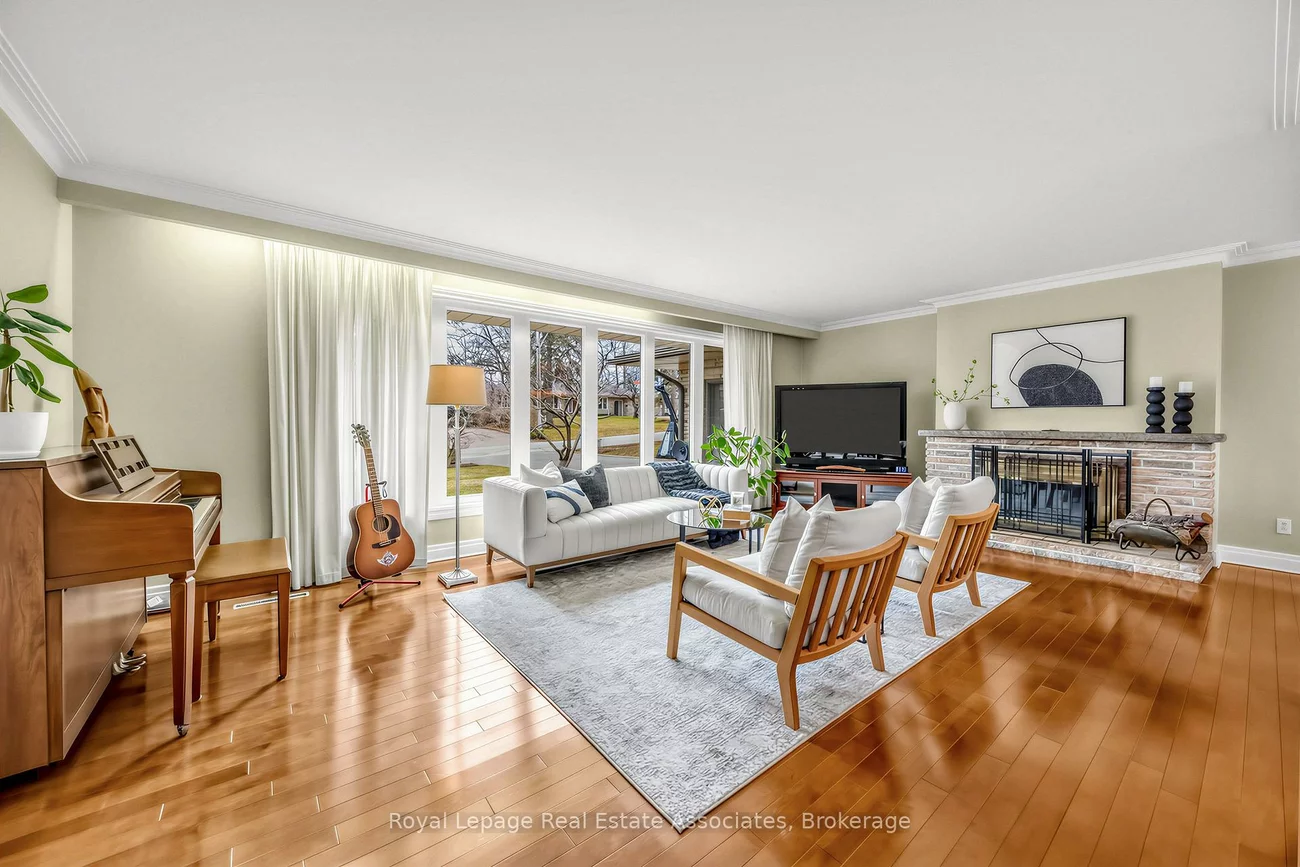 1561, Pinetree, Mineola, Mississauga