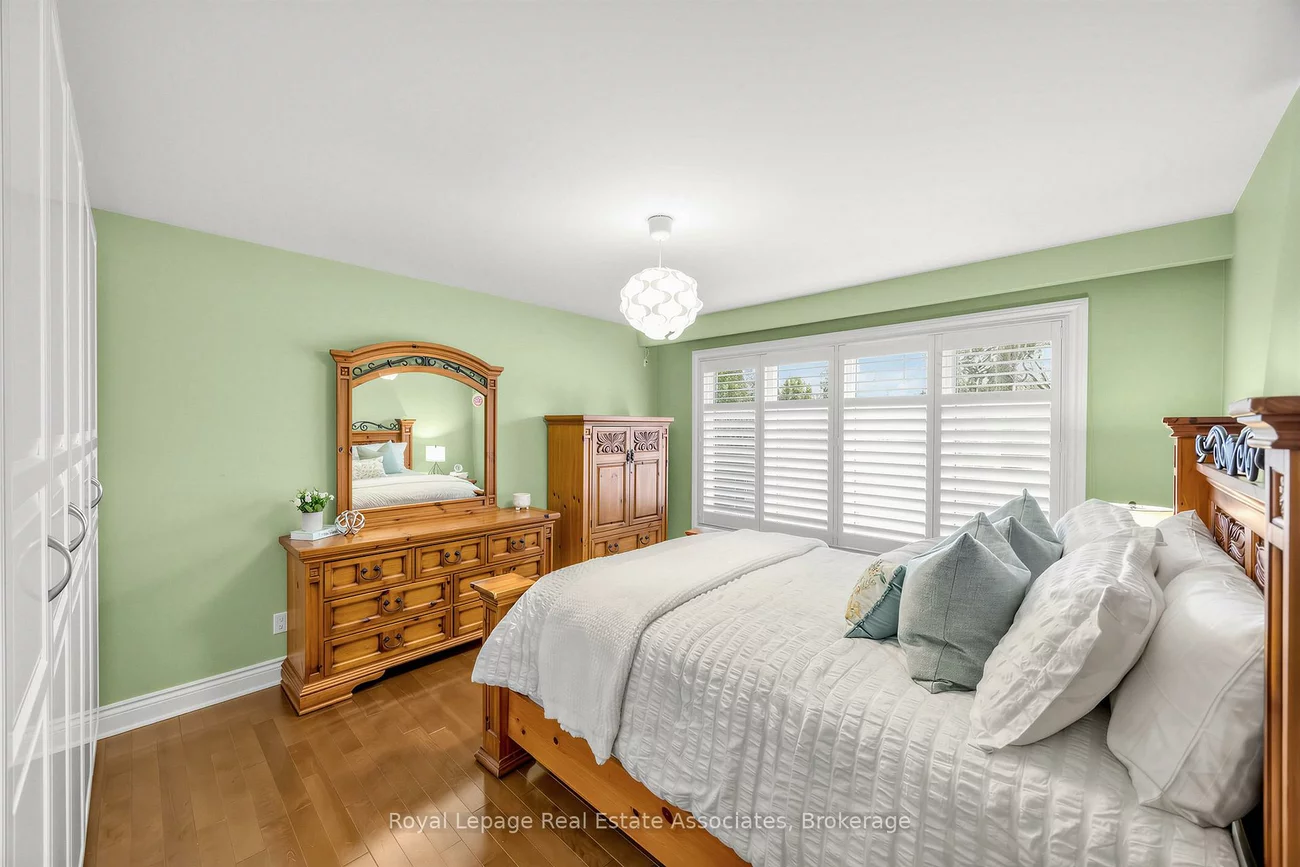 1561, Pinetree, Mineola, Mississauga