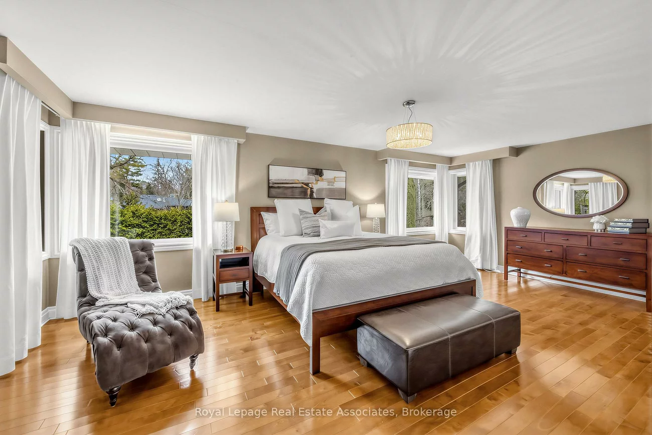 1561, Pinetree, Mineola, Mississauga