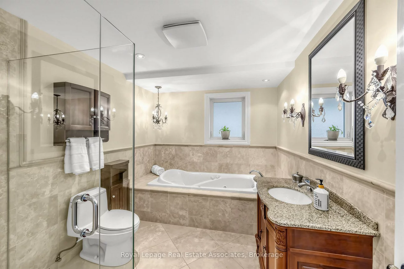 1561, Pinetree, Mineola, Mississauga
