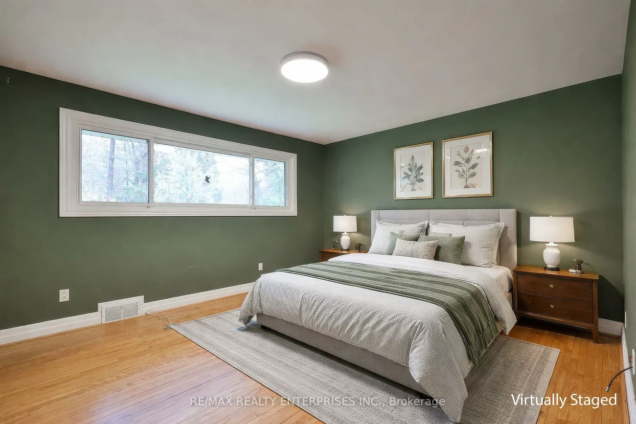 35, Hollyrood Heights, Mineola, Mississauga