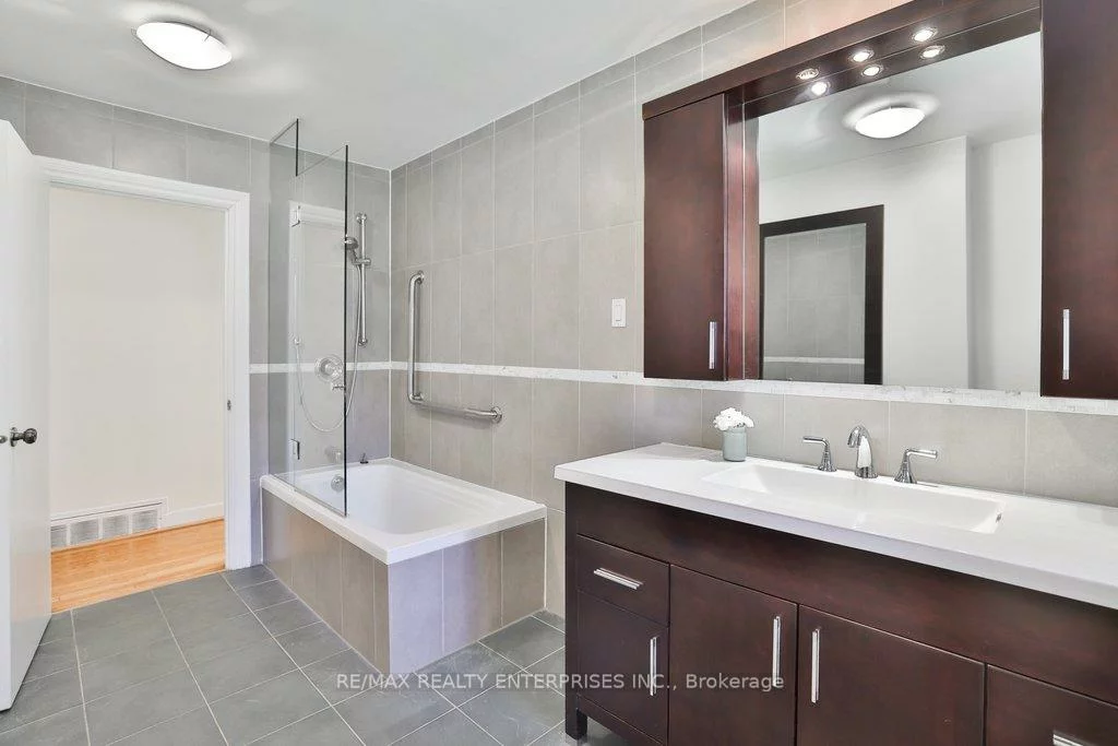 35, Hollyrood Heights, Mineola, Mississauga