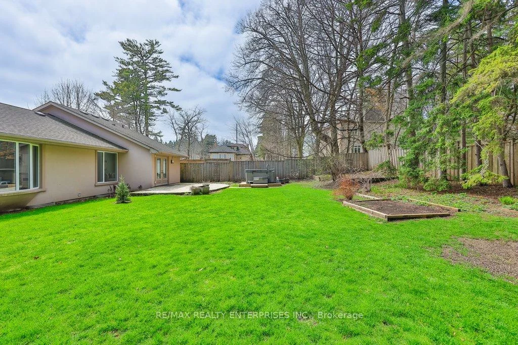 35, Hollyrood Heights, Mineola, Mississauga