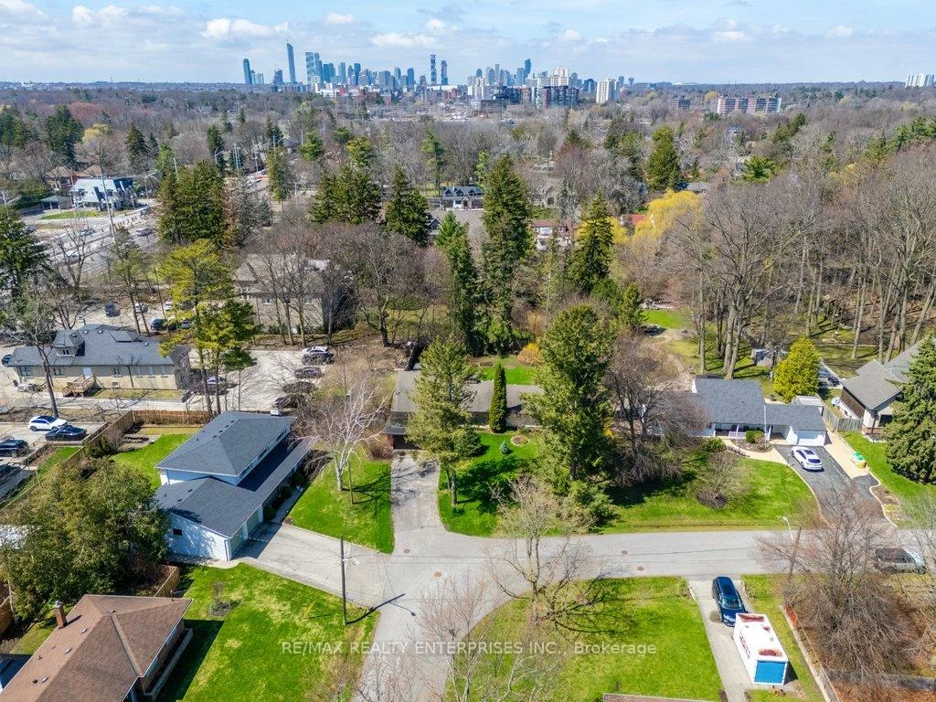 35, Hollyrood Heights, Mineola, Mississauga