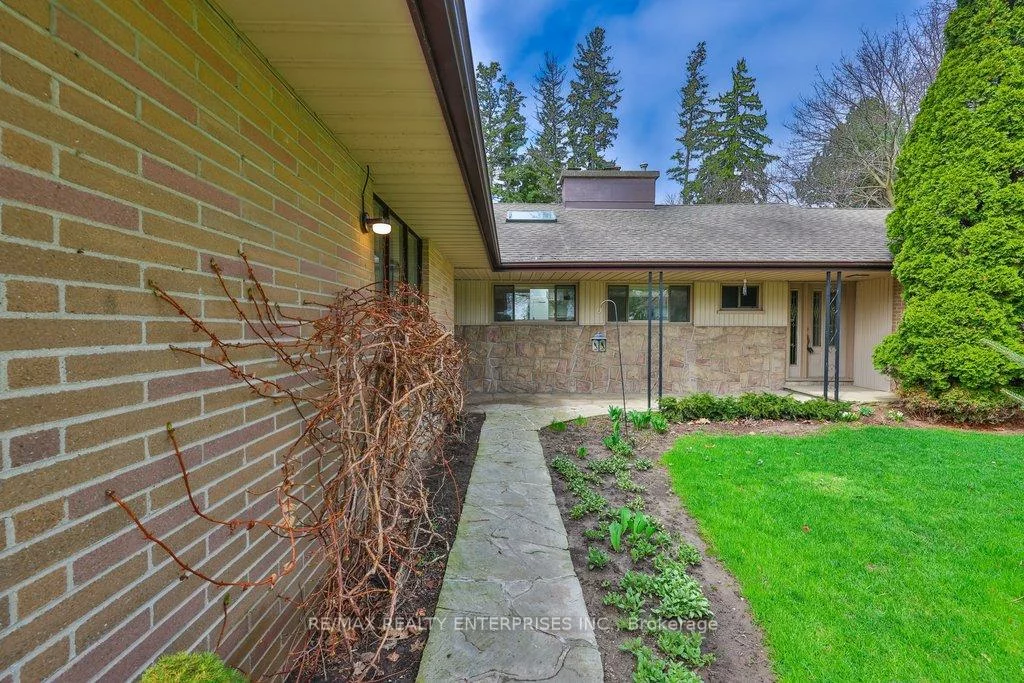 35, Hollyrood Heights, Mineola, Mississauga