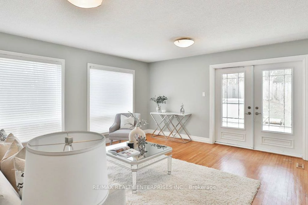 35, Hollyrood Heights, Mineola, Mississauga