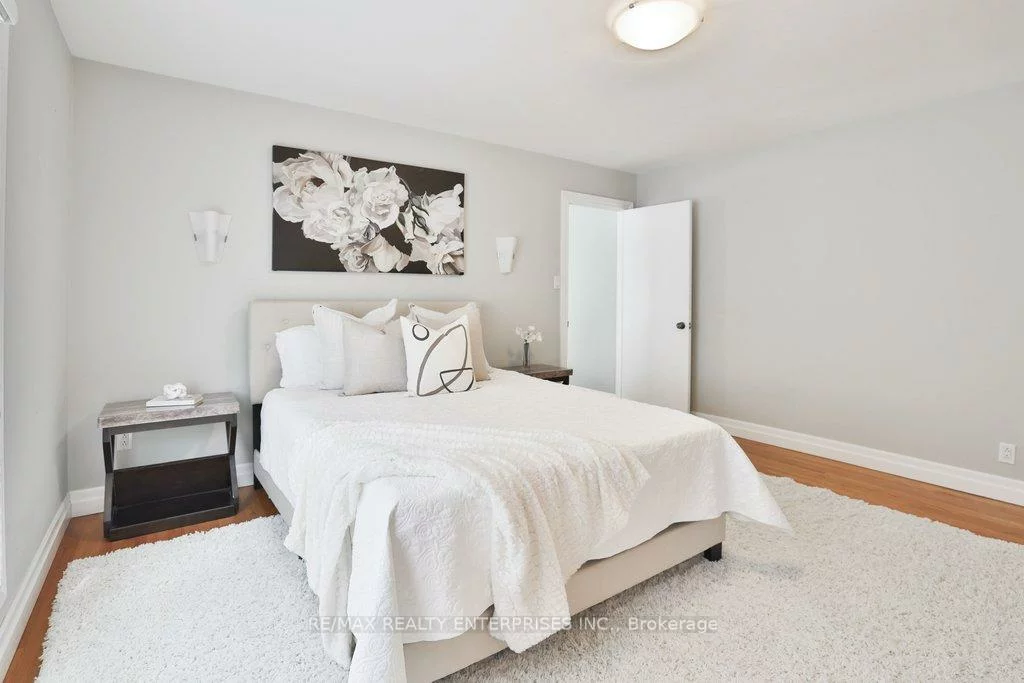 35, Hollyrood Heights, Mineola, Mississauga
