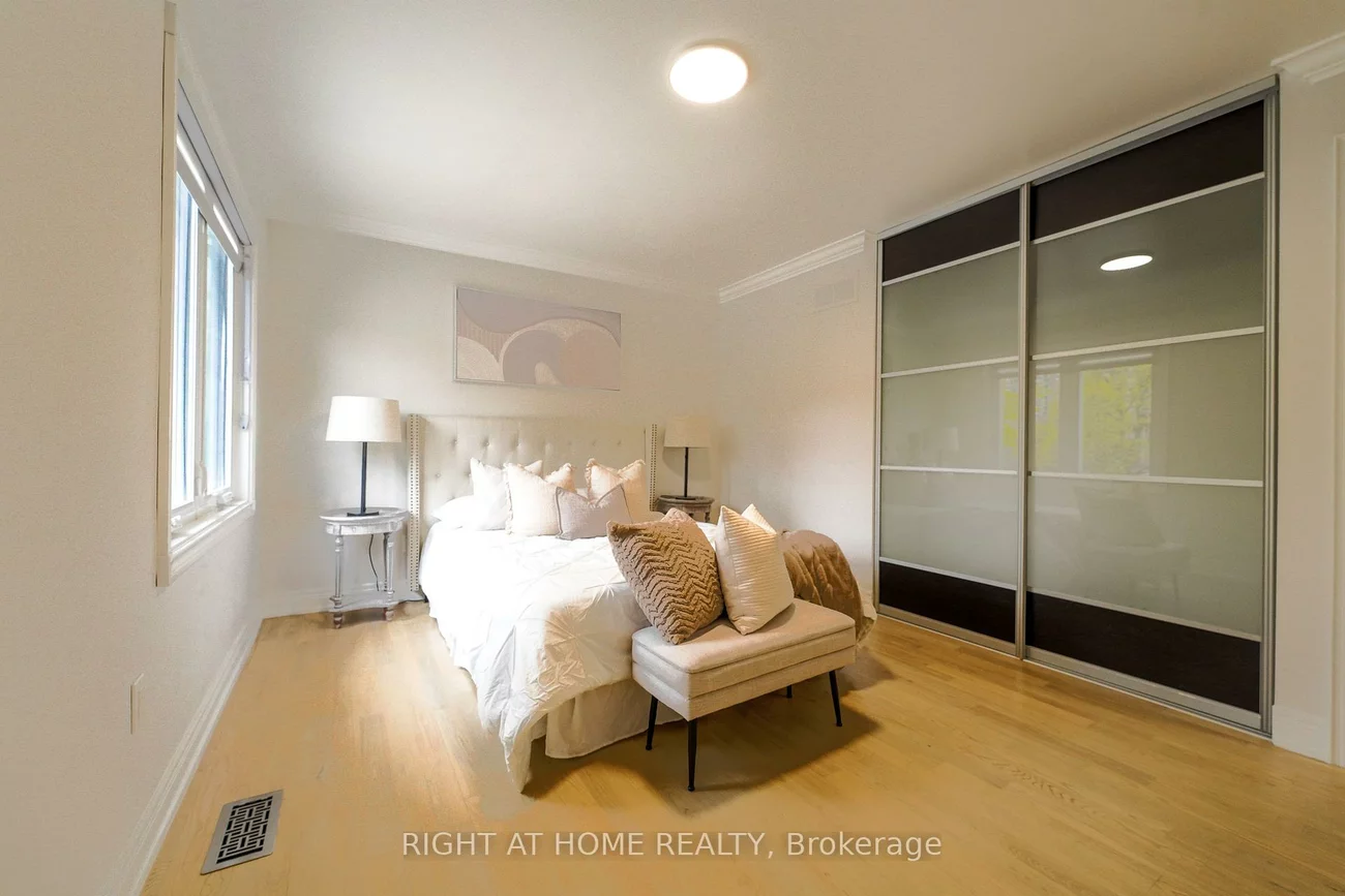 3305, Burdock, Mississauga Valleys, Mississauga