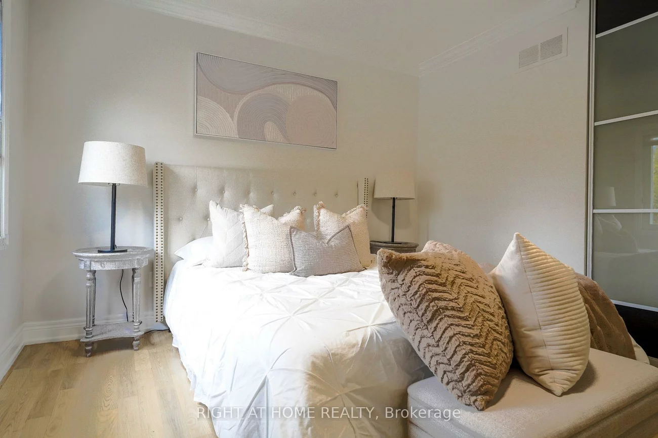 3305, Burdock, Mississauga Valleys, Mississauga