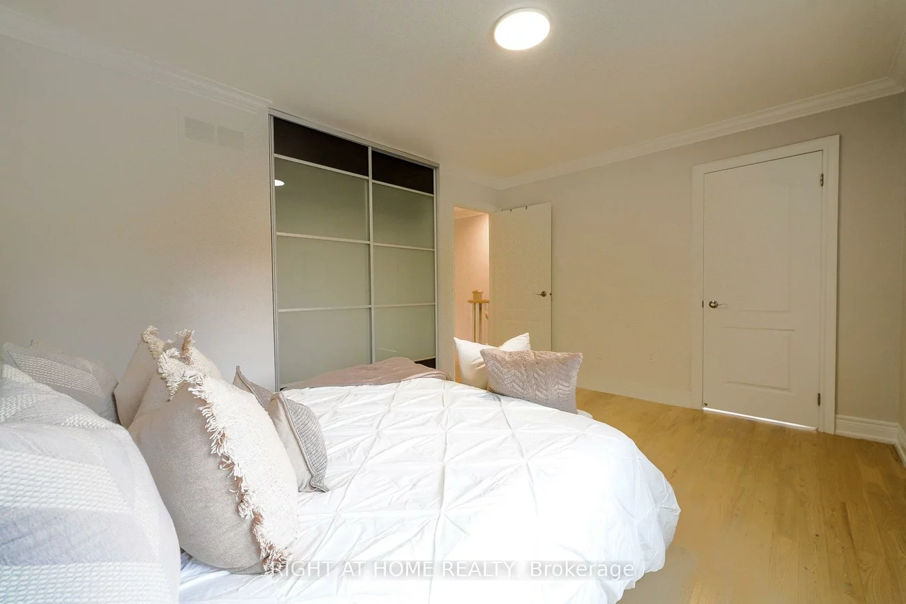 3305, Burdock, Mississauga Valleys, Mississauga