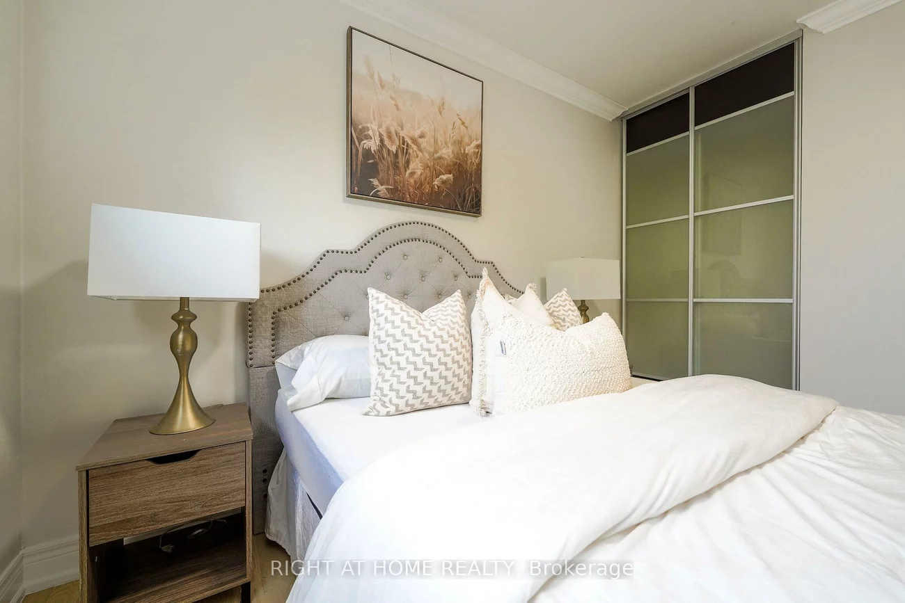 3305, Burdock, Mississauga Valleys, Mississauga
