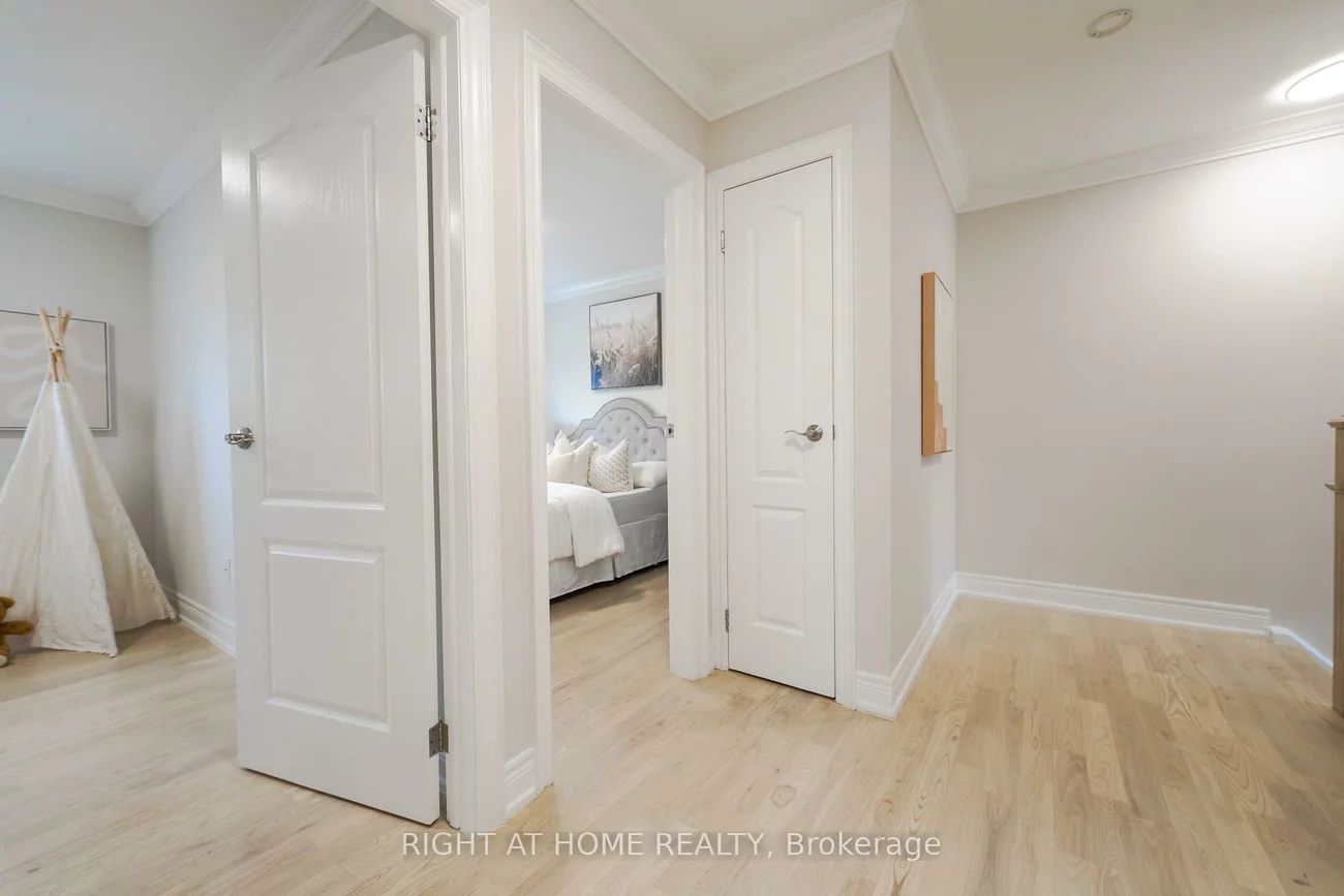 3305, Burdock, Mississauga Valleys, Mississauga