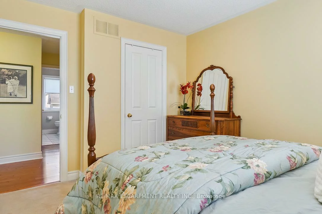 7049, Gaslamp, Meadowvale Village, Mississauga