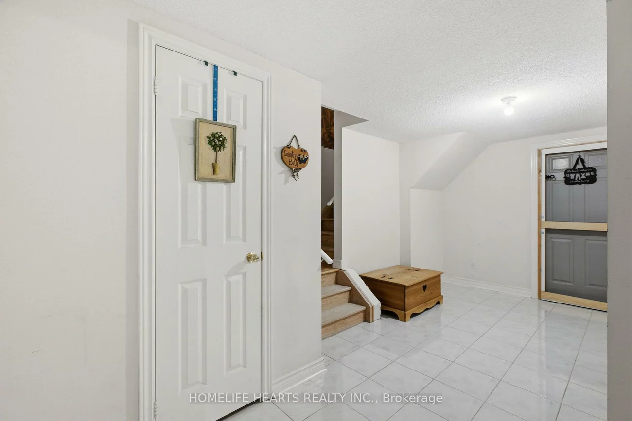 1077, Knotty Pine, Meadowvale Village, Mississauga