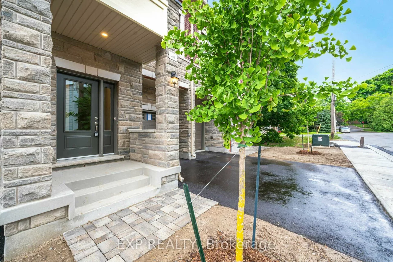 209, Wyndham, Streetsville, Mississauga