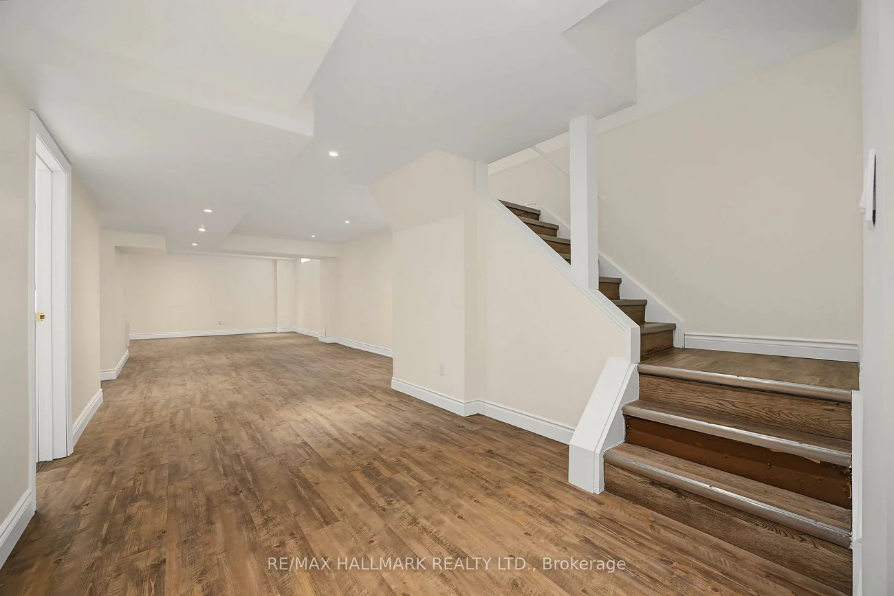 329, Kingsbridge Garden, Hurontario, Mississauga