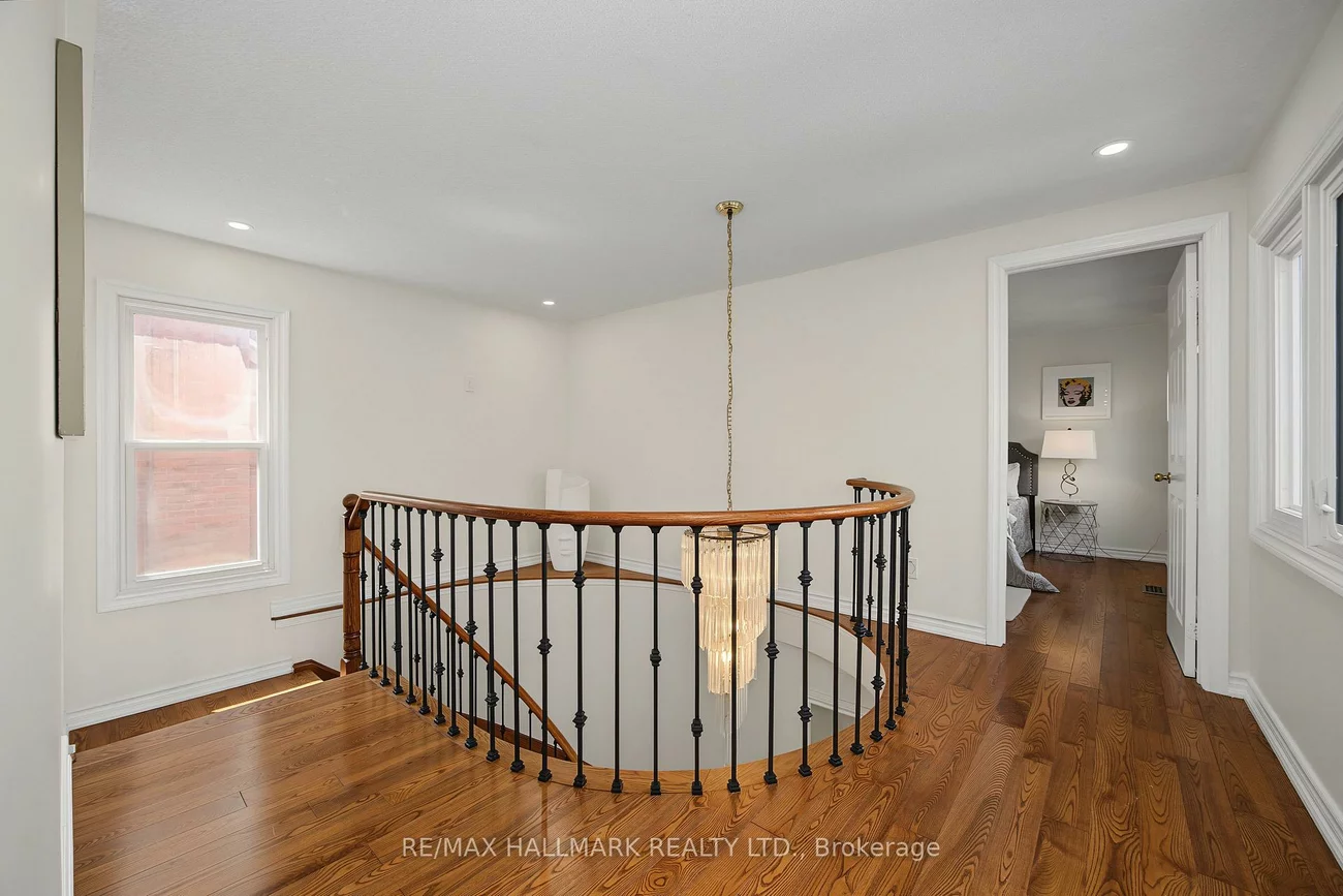 329, Kingsbridge Garden, Hurontario, Mississauga
