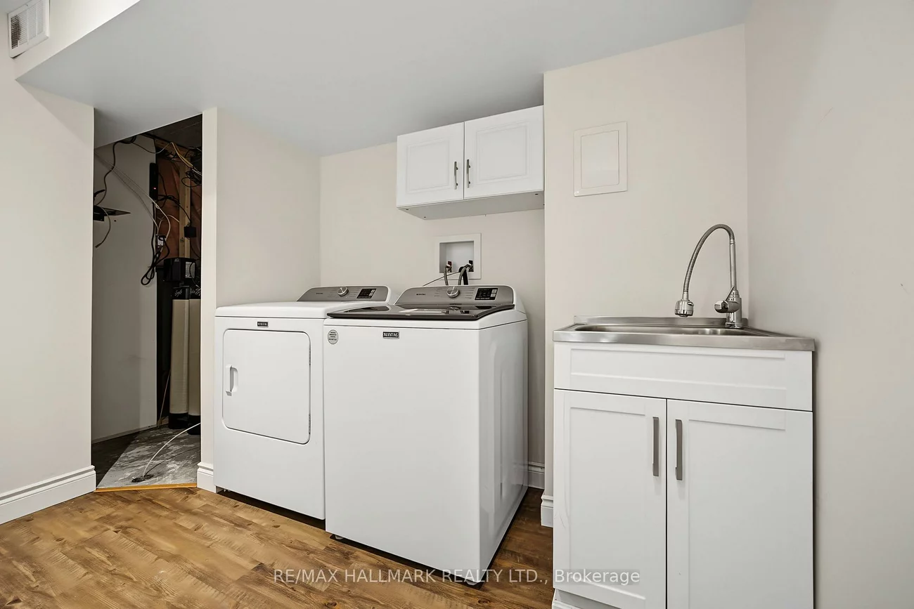 329, Kingsbridge Garden, Hurontario, Mississauga
