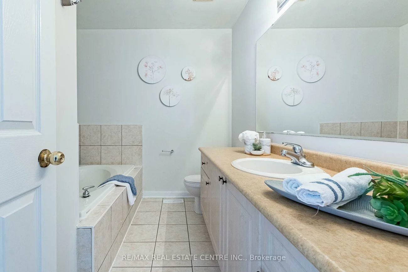 5981, Couples, East Credit, Mississauga
