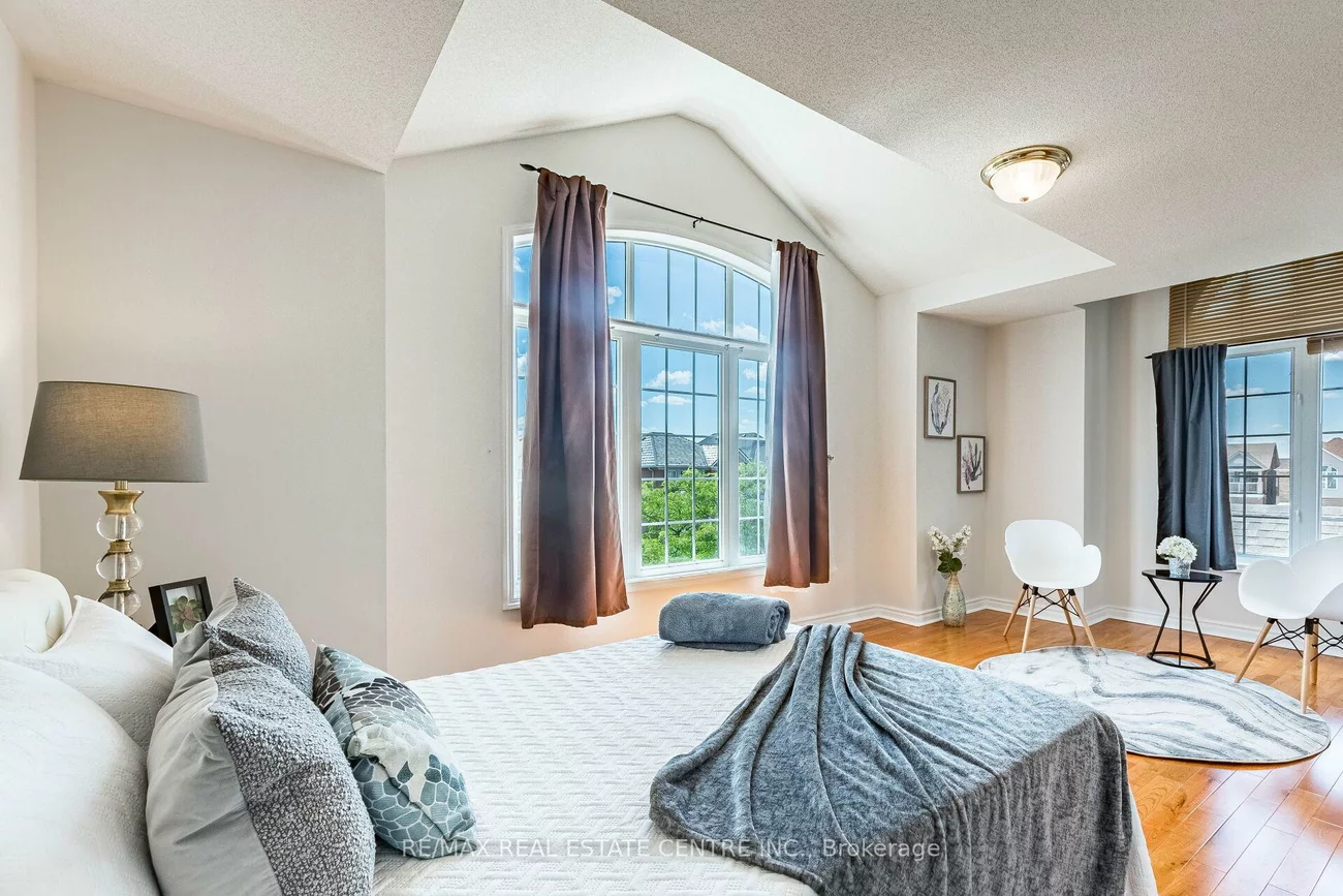 5981, Couples, East Credit, Mississauga