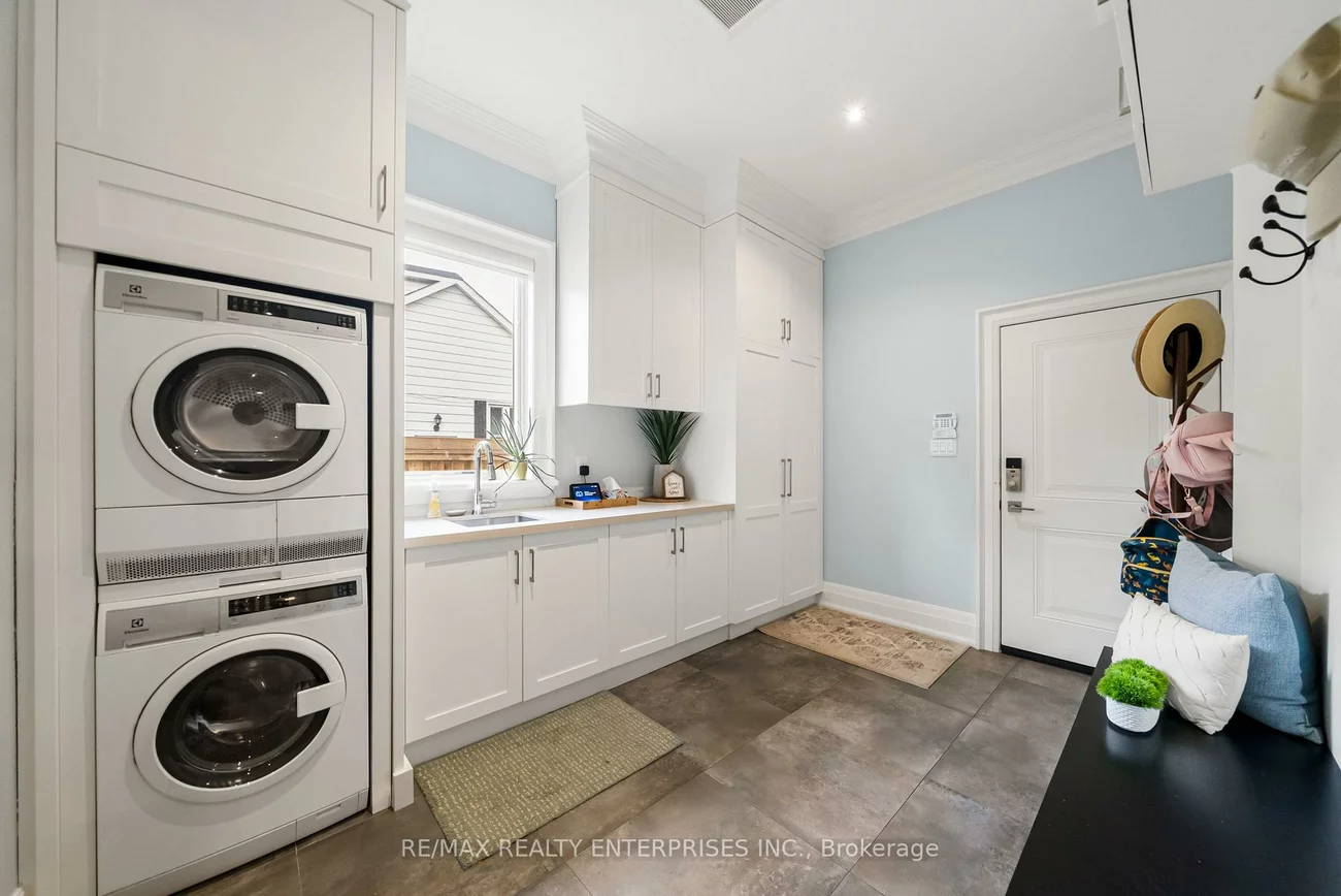 363, Niar, Mineola, Mississauga