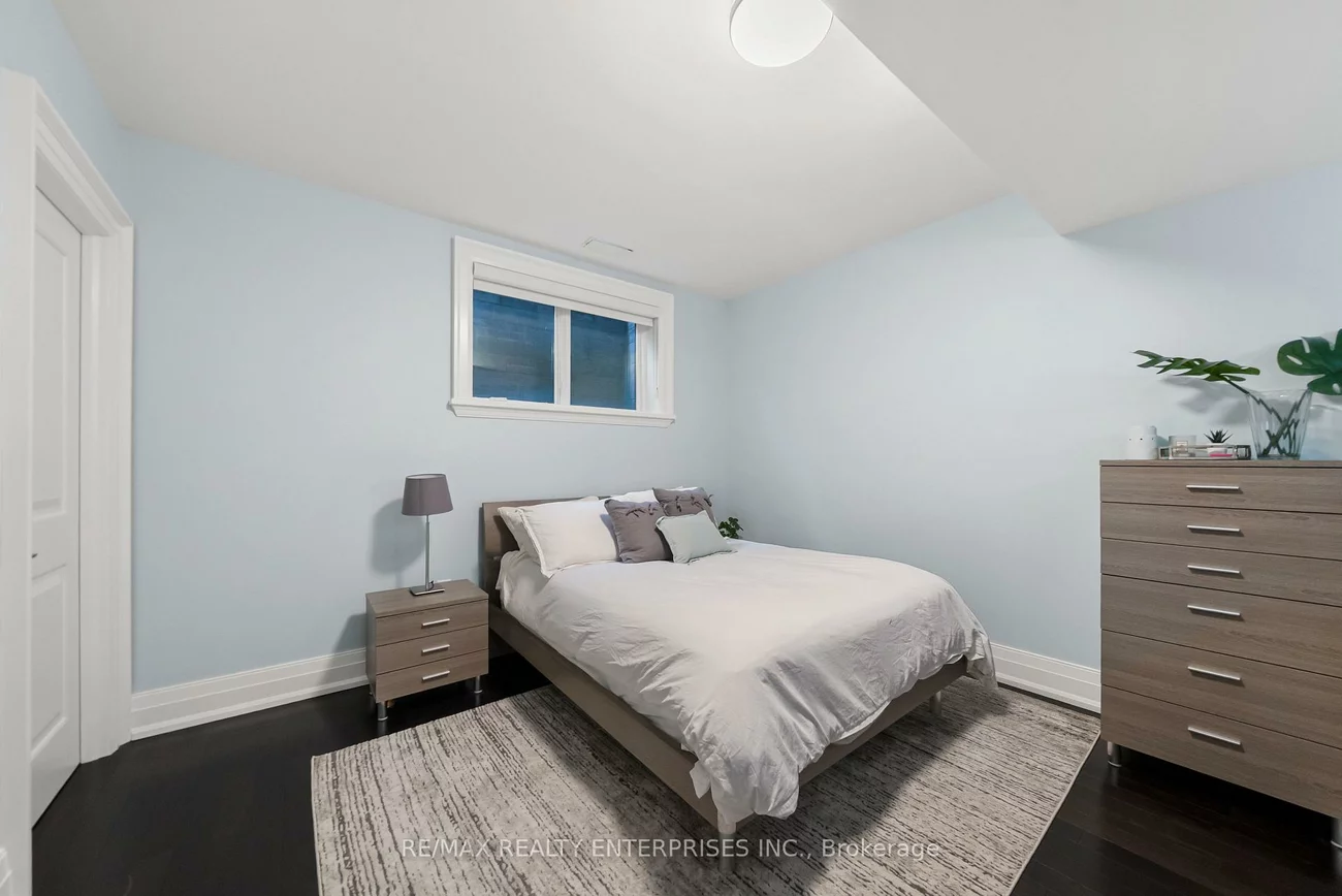 363, Niar, Mineola, Mississauga