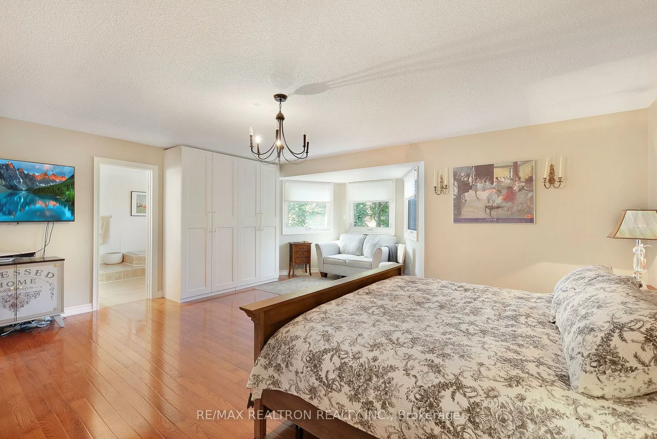 6026, Roxbury, East Credit, Mississauga