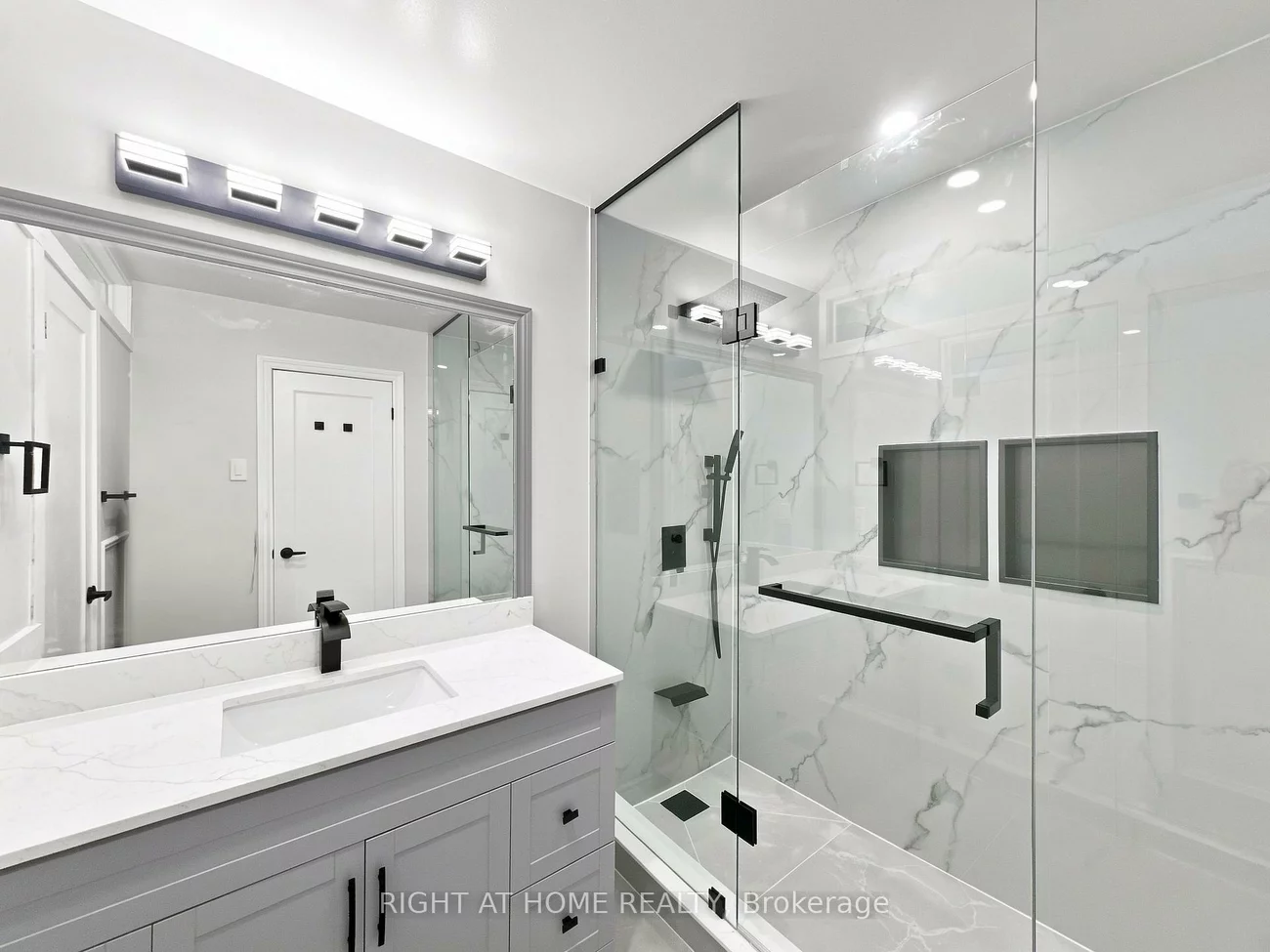 1530, Portsmouth, East Credit, Mississauga