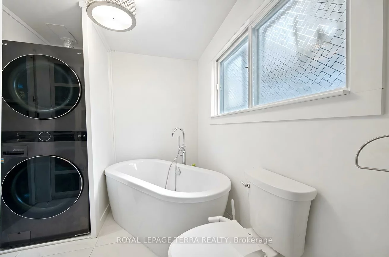 1571, Lewisham, Clarkson, Mississauga
