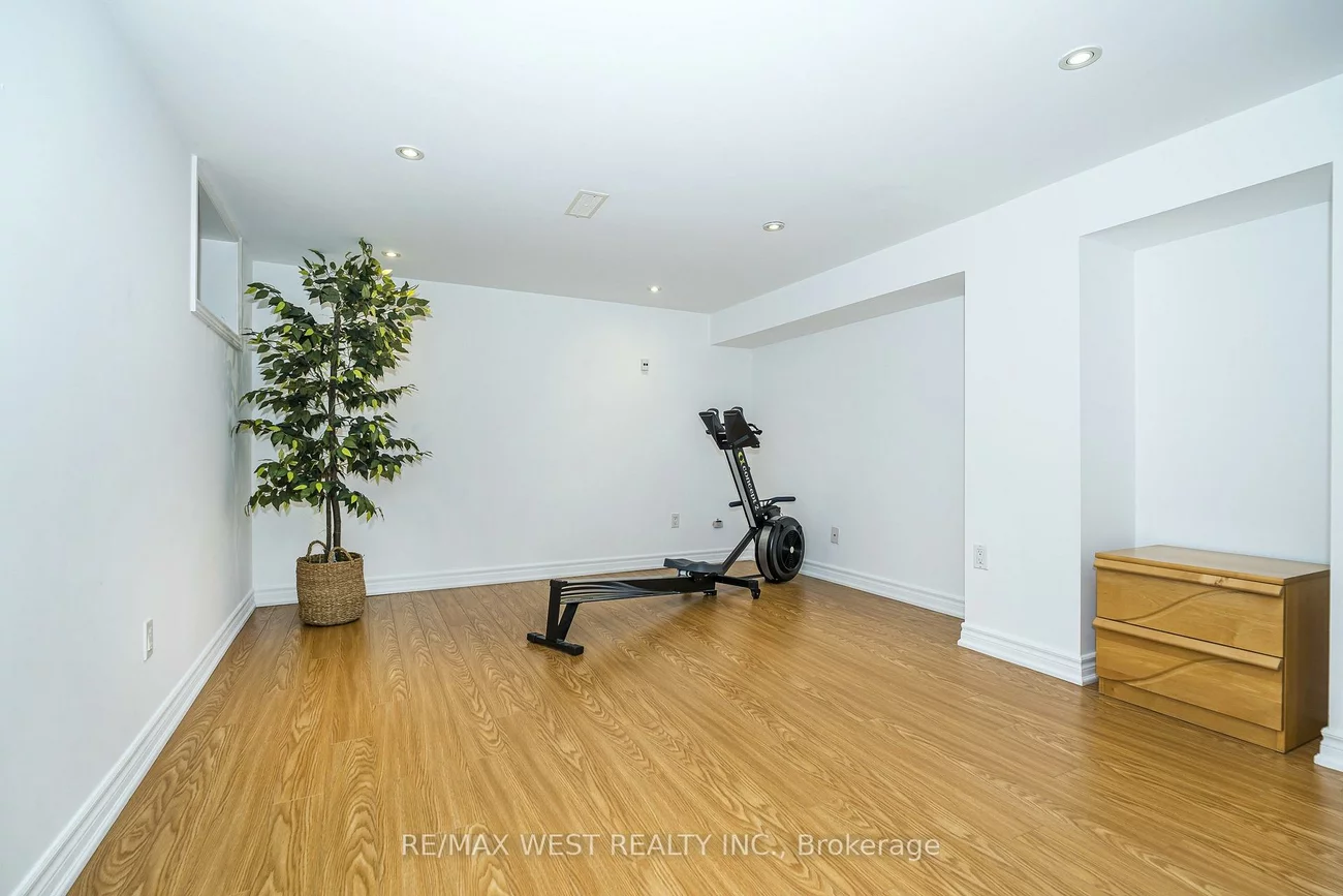 32, Pine, Port Credit, Mississauga